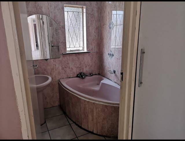 3 BEDROOM HOUSE TO LET IN RIDGE PARK